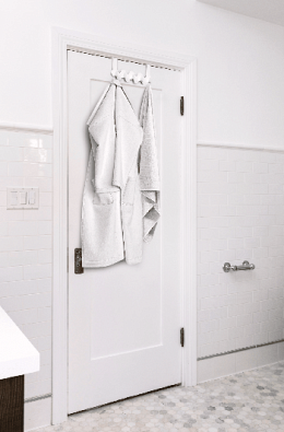 Hanger hinged on the door “Nomi”, snow-white